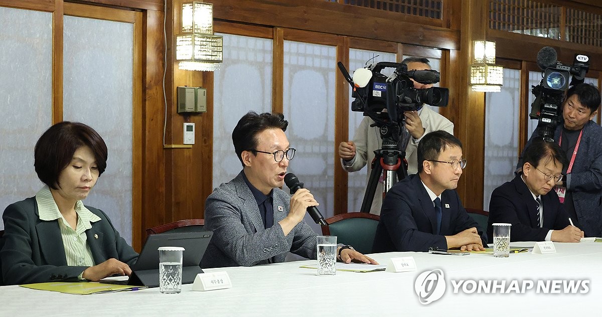 발언하는 더불어민주당 김민석 대표