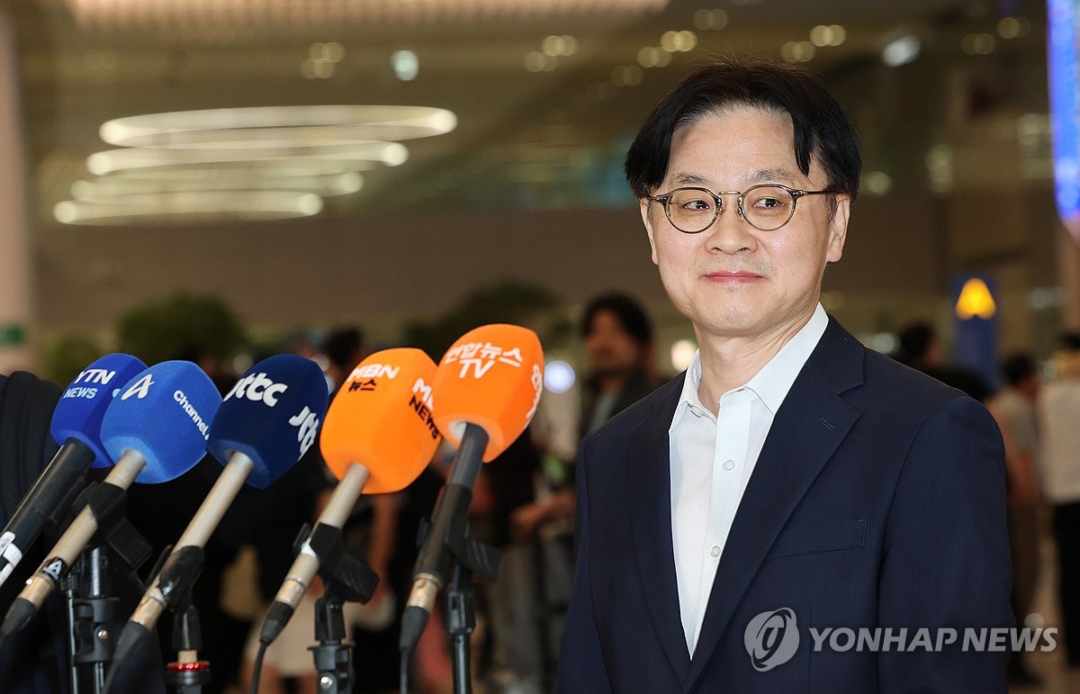 입국장 나서는 김정관 장관