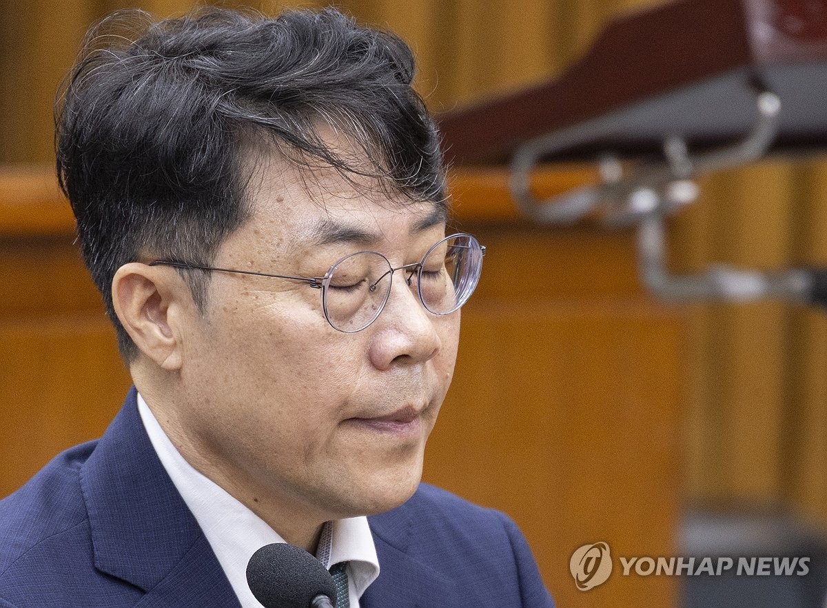 눈감은 김성수 대법관 후보자