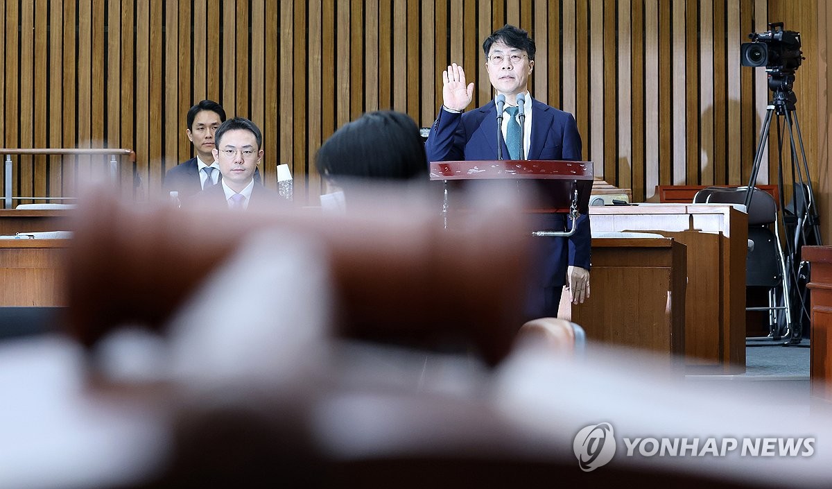 인사청문회 출석해 선서하는 김성수 대법관 후보자