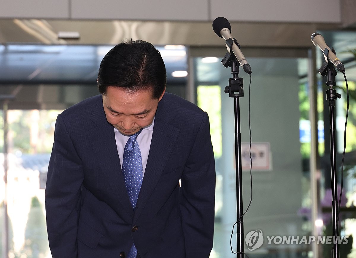 입장표명 후 인사하는 김지용 후보자