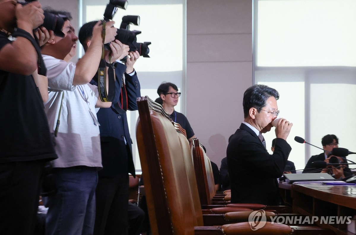 물 마시는 김승원 법무부 장관 후보자