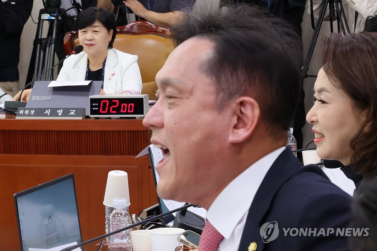 서영교 위원장 의사진행에 항의하는 김태규 의원