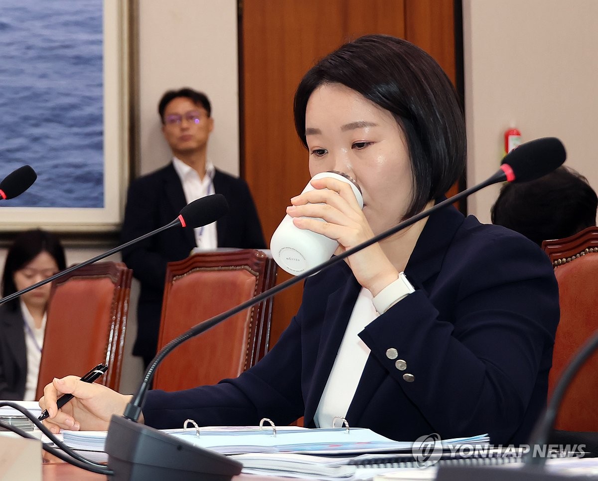 목 축이는 이소영 중기부 장관 후보자