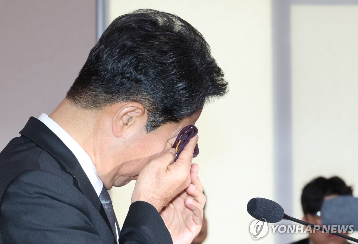 인사청문회, 눈물 훔치는 김승원 법무부 장관 후보자