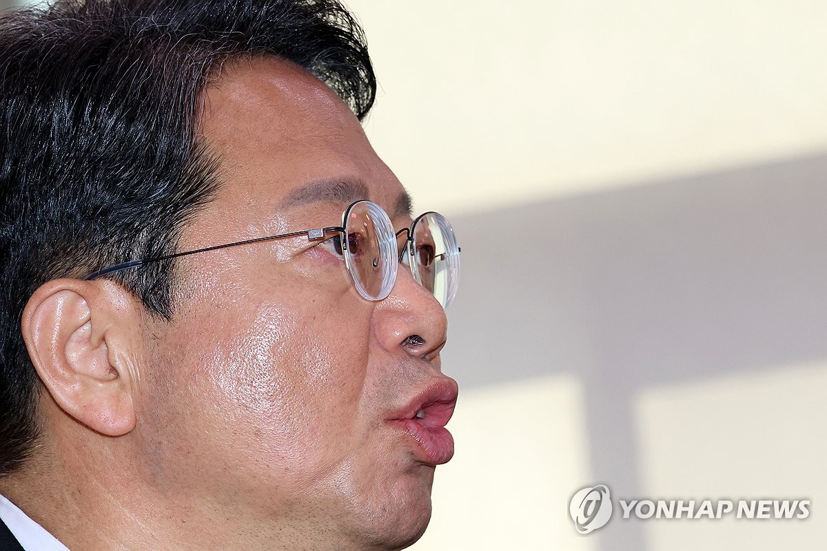 질문에 답하는 김승원 법무부 장관 후보자