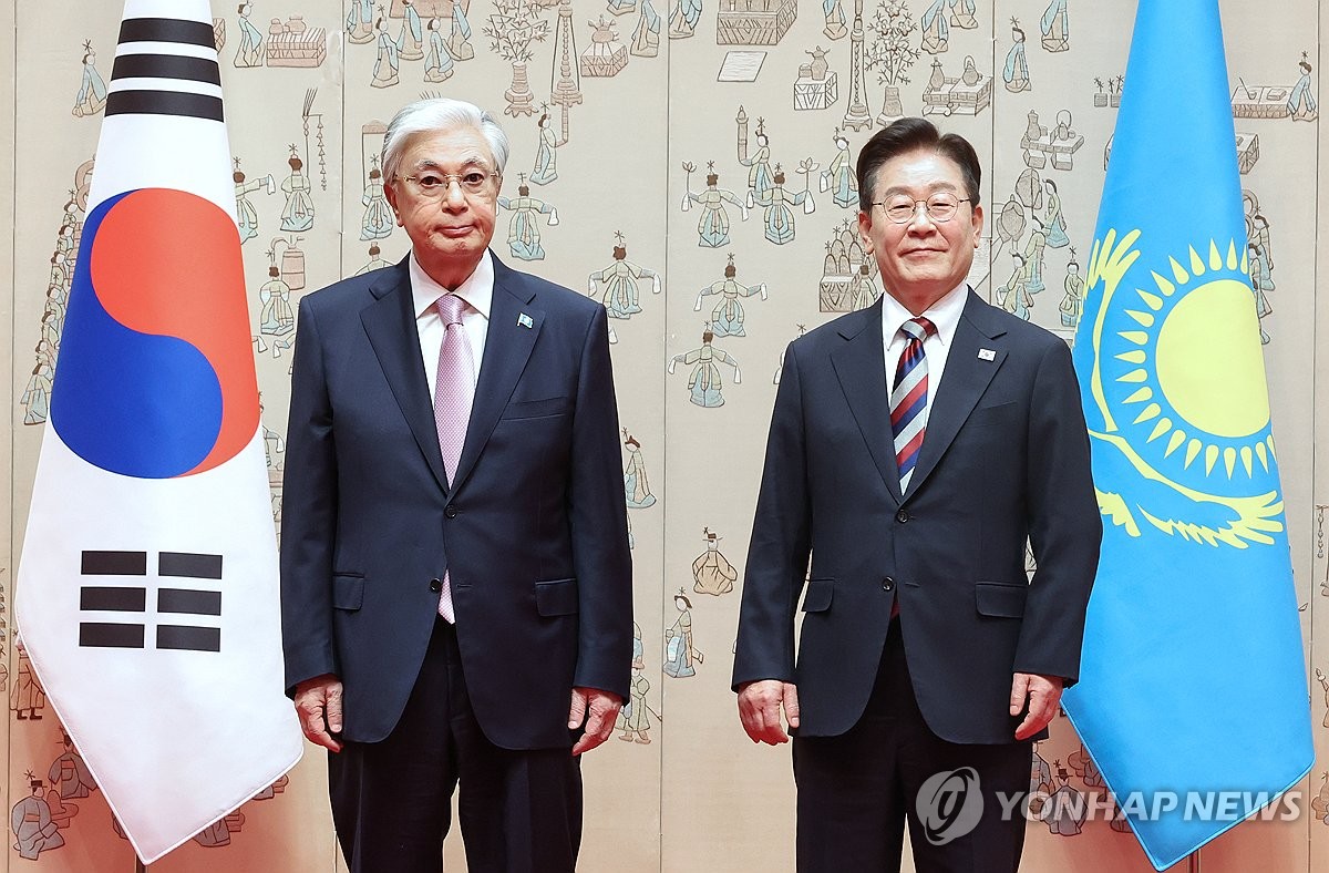 기념 촬영하는 한-카자흐 정상