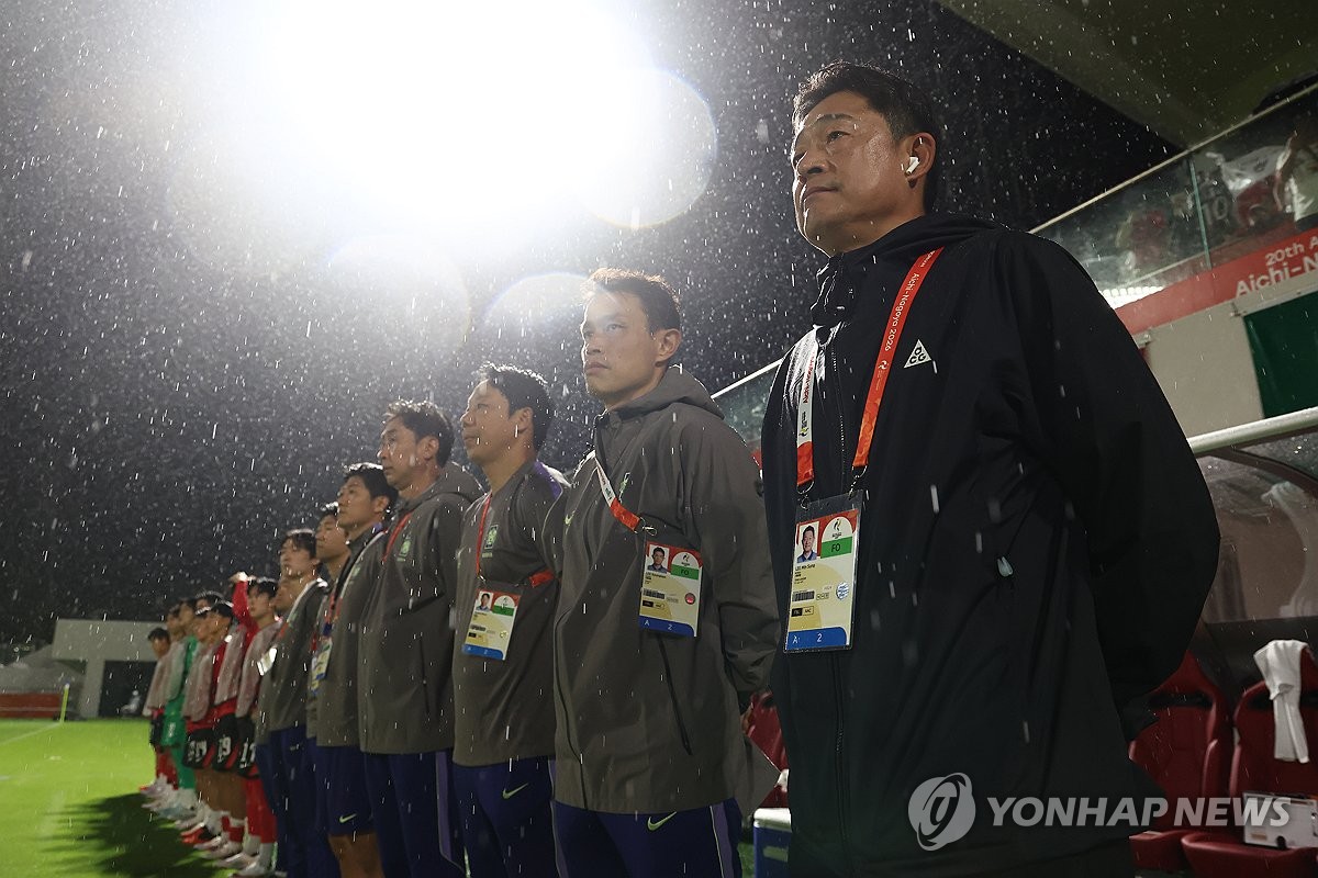 경기 시작 기다리는 이민성 감독