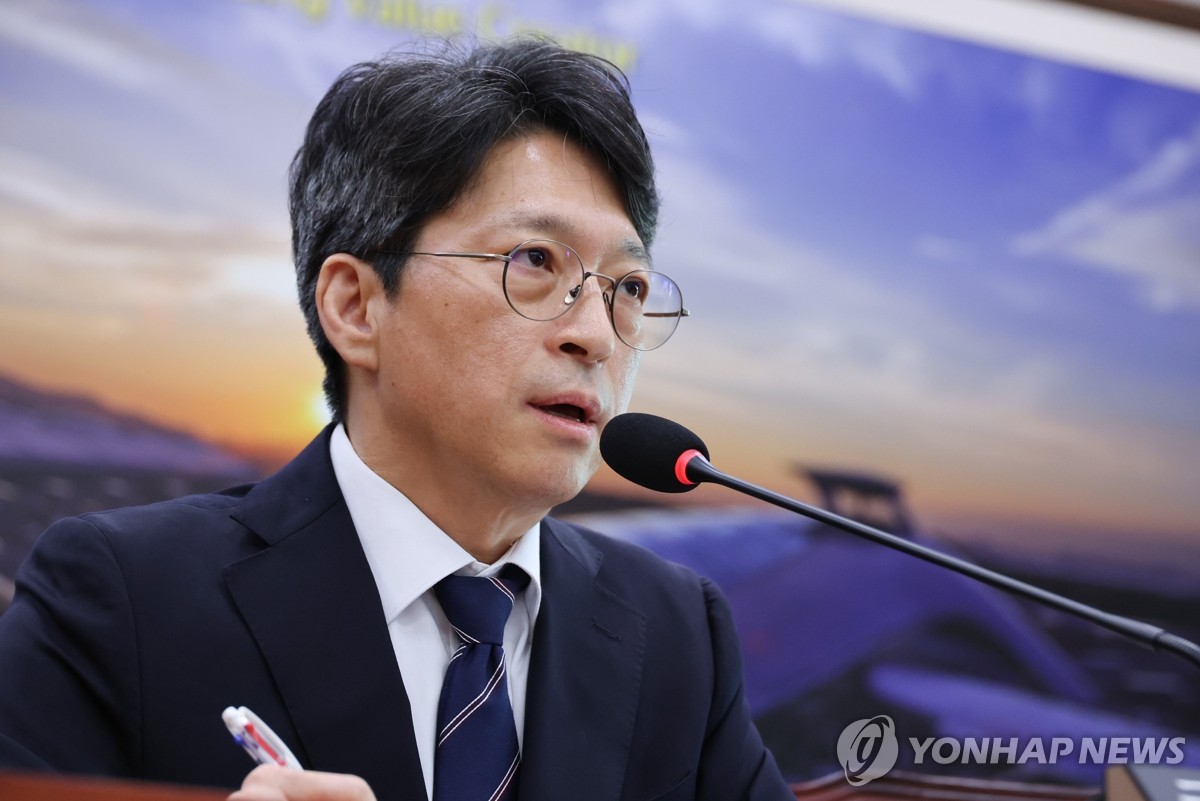 질의에 답변하는 홍지선 국토교통부 장관 후보자
