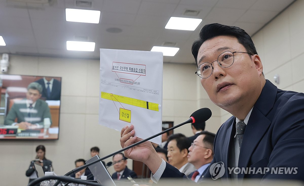 강신철 국방장관 후보자에게 질의하는 천하람 국방위원