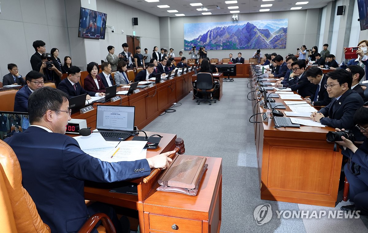 안건 의결하는 한병도 위원장