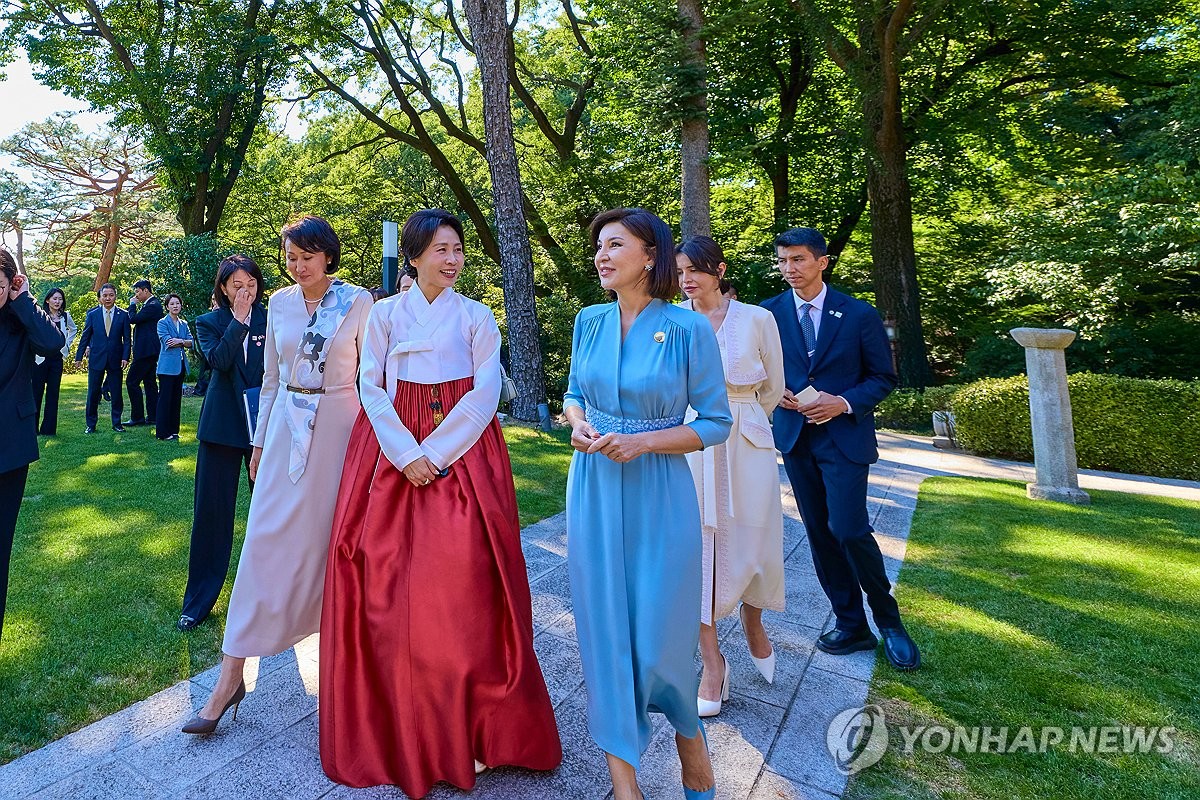 친교 행사하는 김혜경 여사