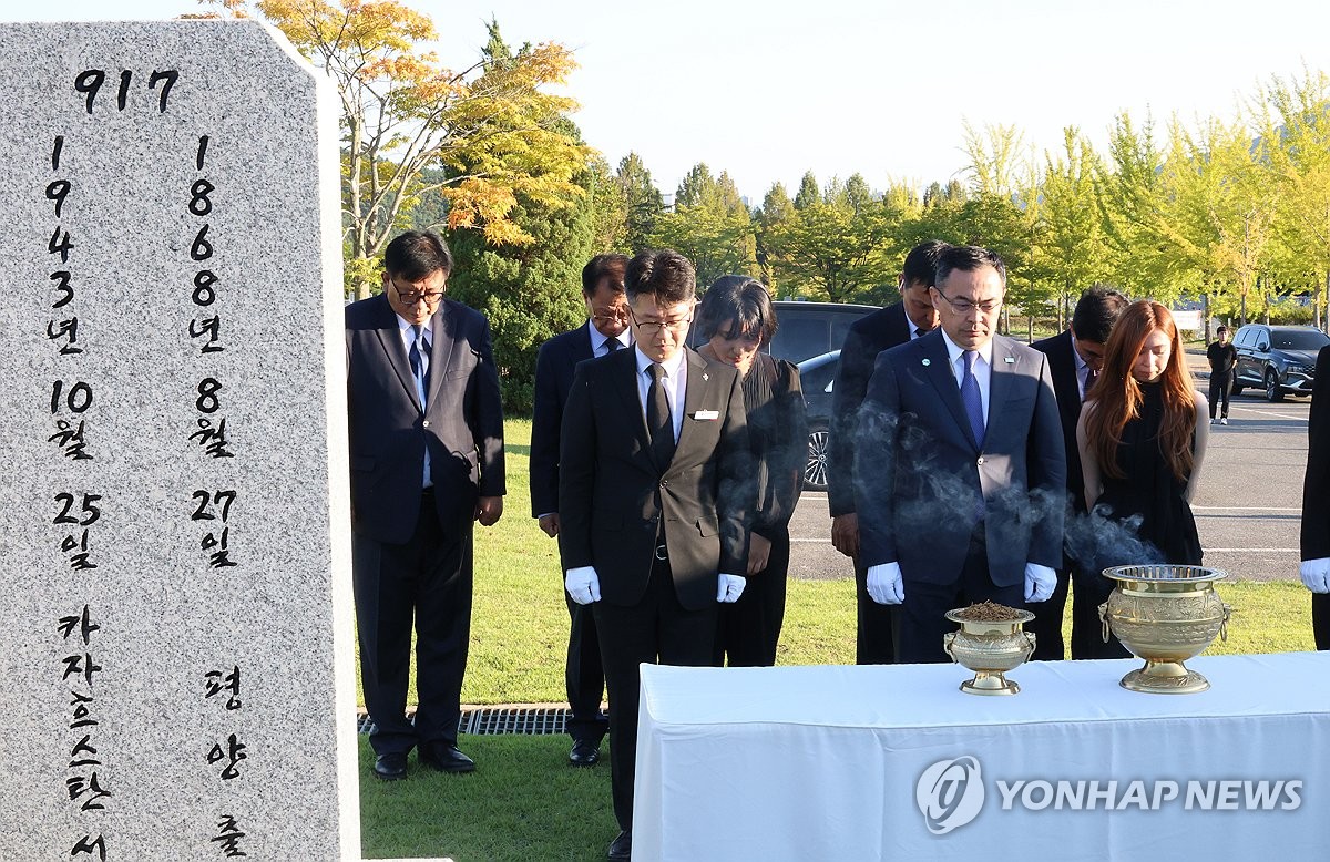 묵념하는 카자흐스탄 문화정보부 장관