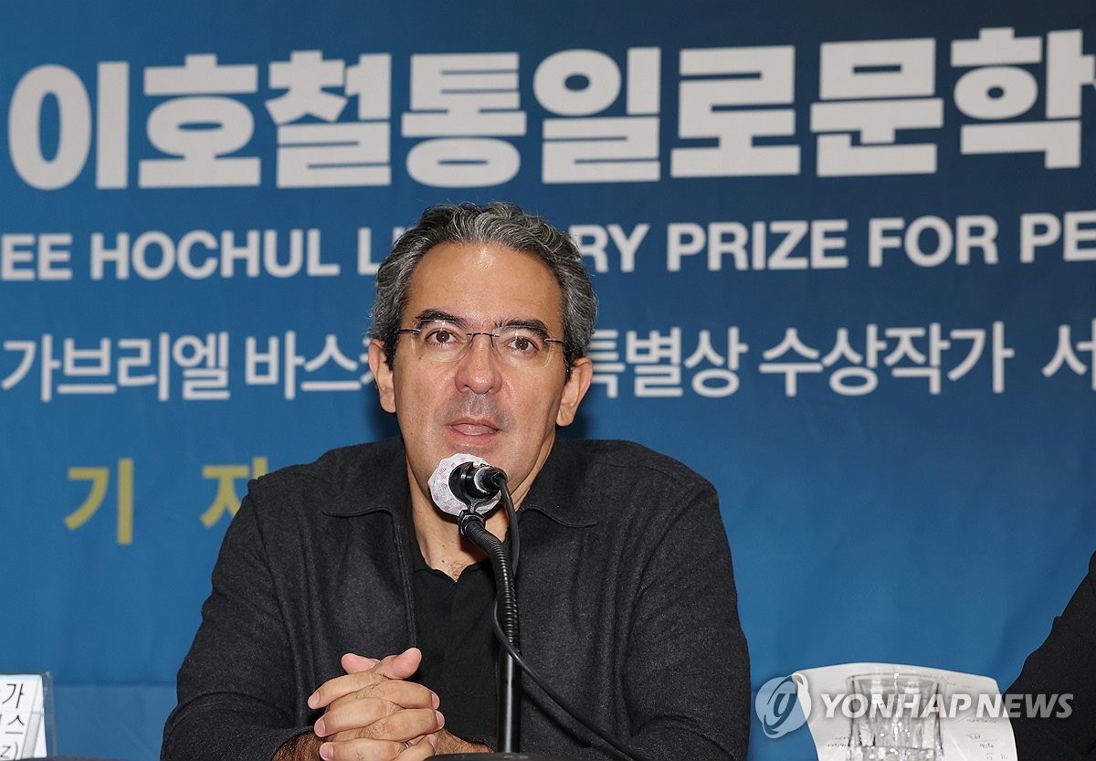 수상 소감 밝히는 후안 가브리엘 바스케스