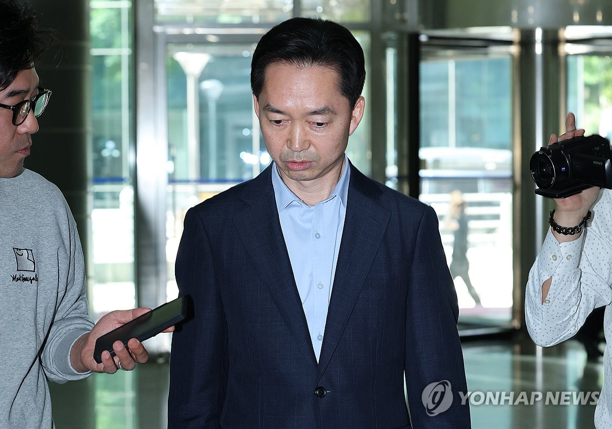 취재진 질문 받는 김지용 중수청장 후보자