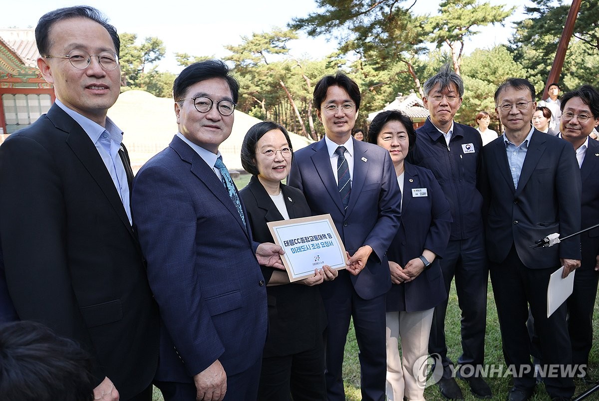 미래도시 조성 요청서 전달 받은 한성숙 국무총리