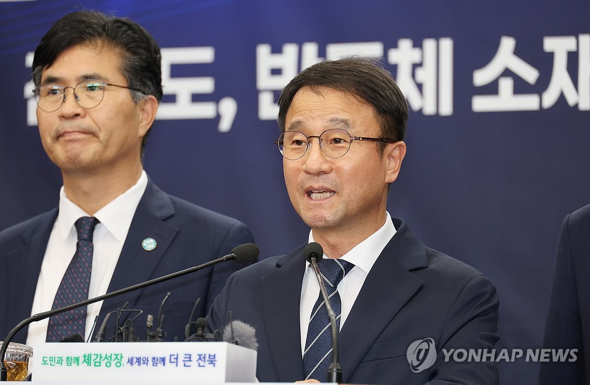 기자회견하는 민주당 한병도 원내대표