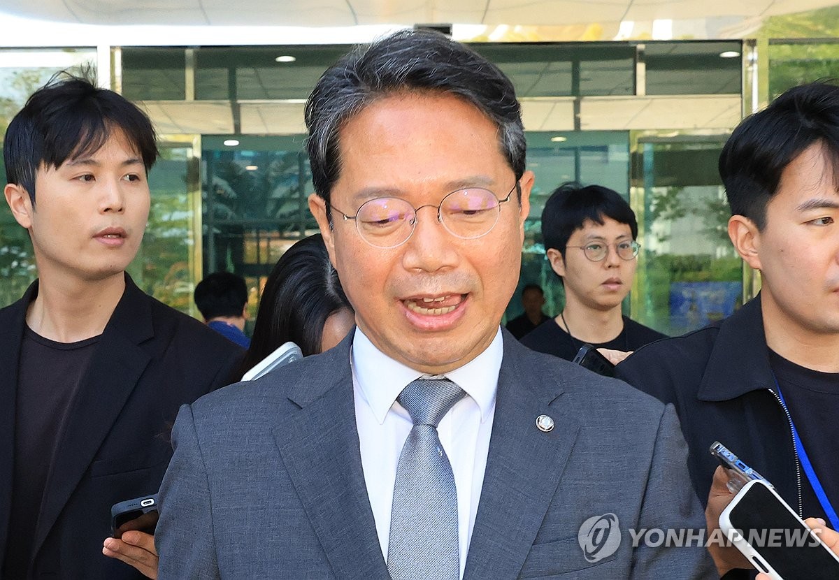 사퇴기자회견 후 소통관 떠나는 김승원 후보자