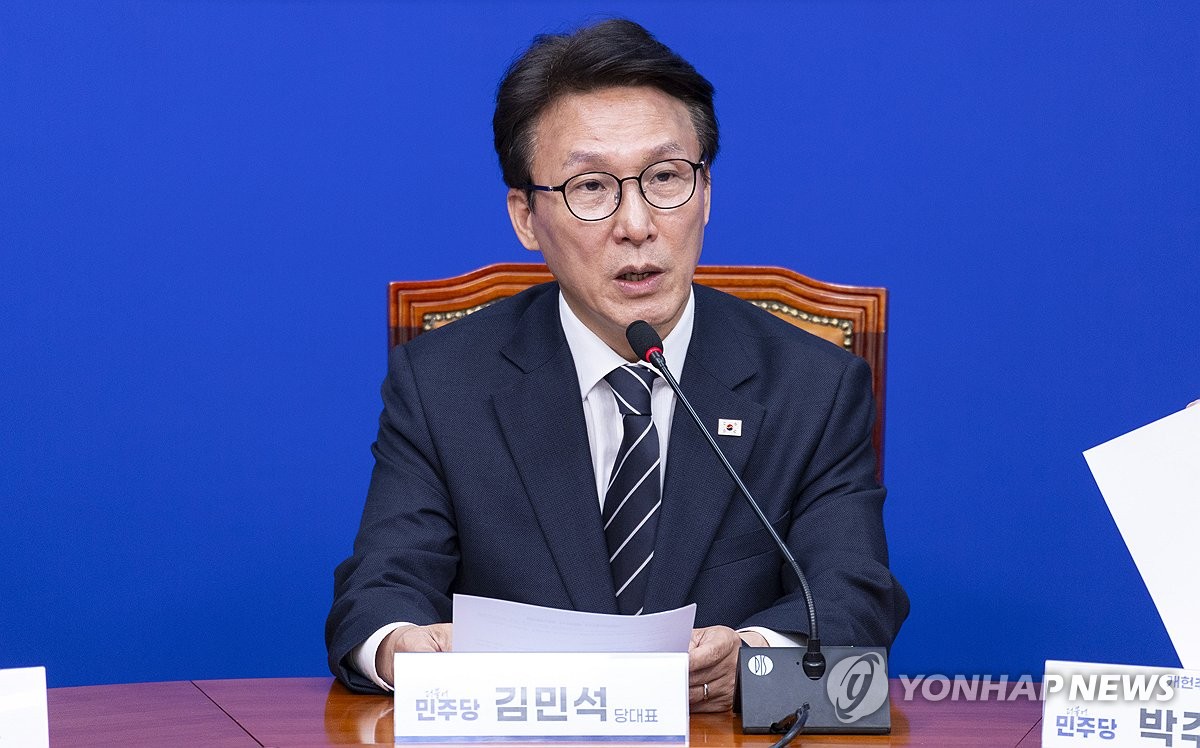 민주당 개헌추진단 출범 간담회에서 발언하는 김민석 대표