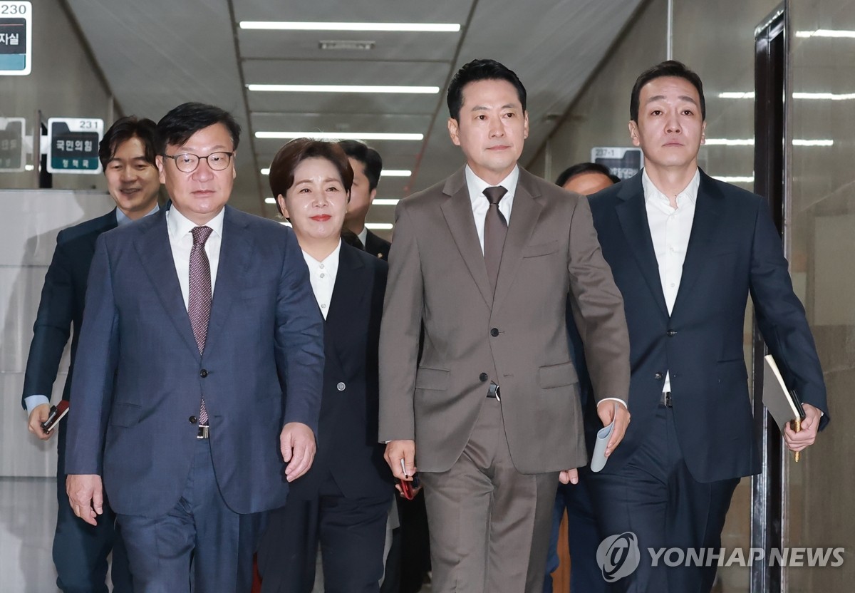 최고위원회의 향하는 국민의힘 지도부