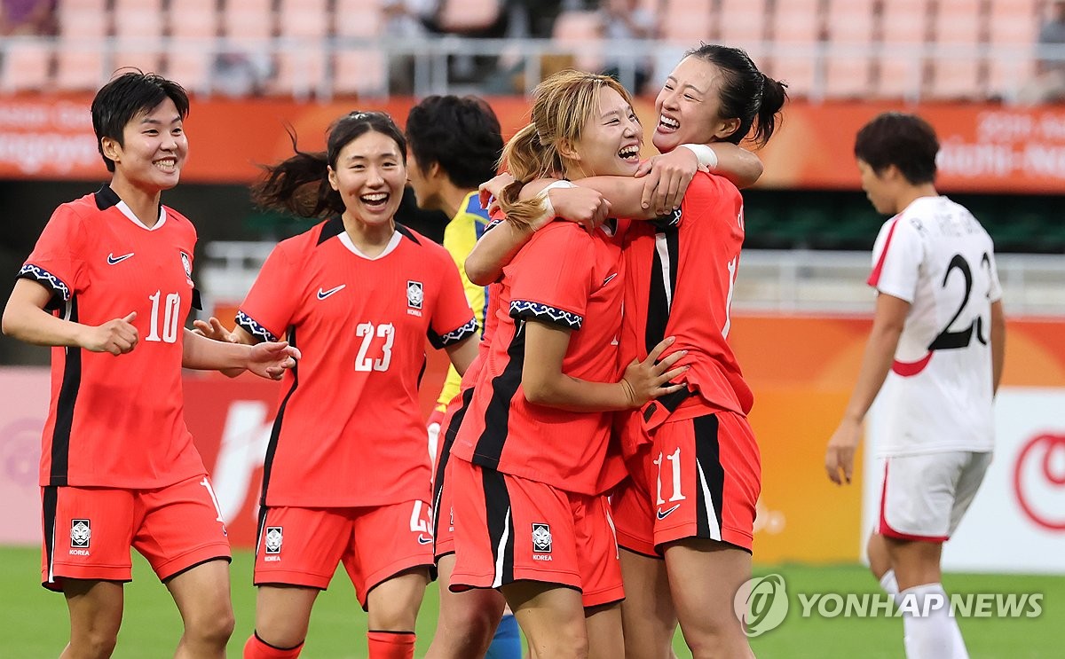 동점골 환호하는 한국여자축구팀