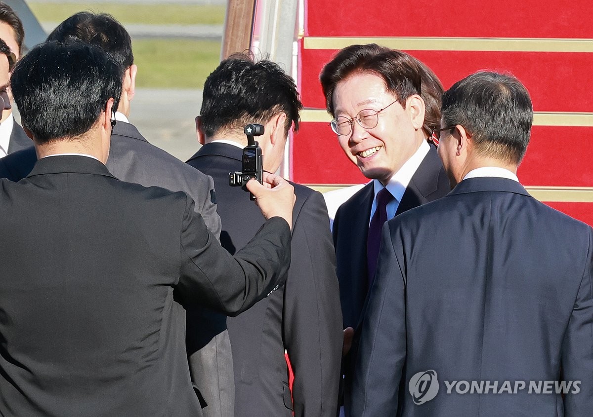 강훈식 비서실장과 인사하는 이재명 대통령