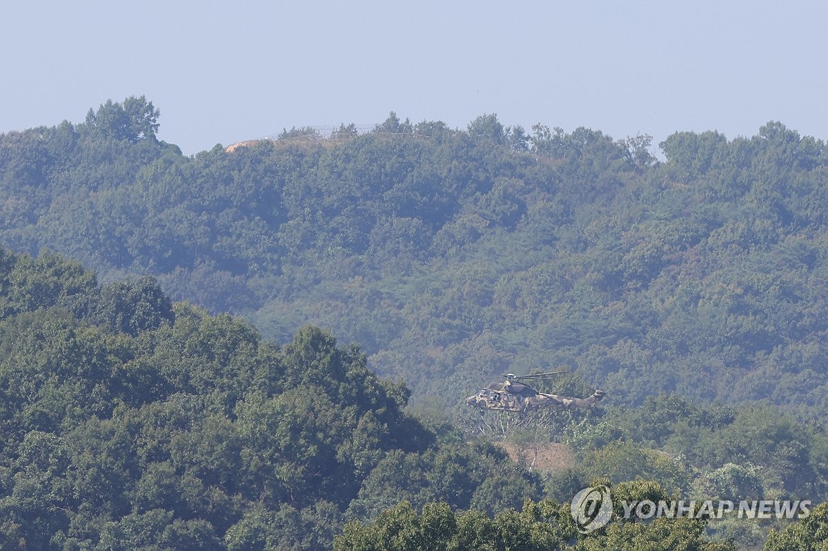 DMZ 인근에서 이동 중인 수리온 헬기