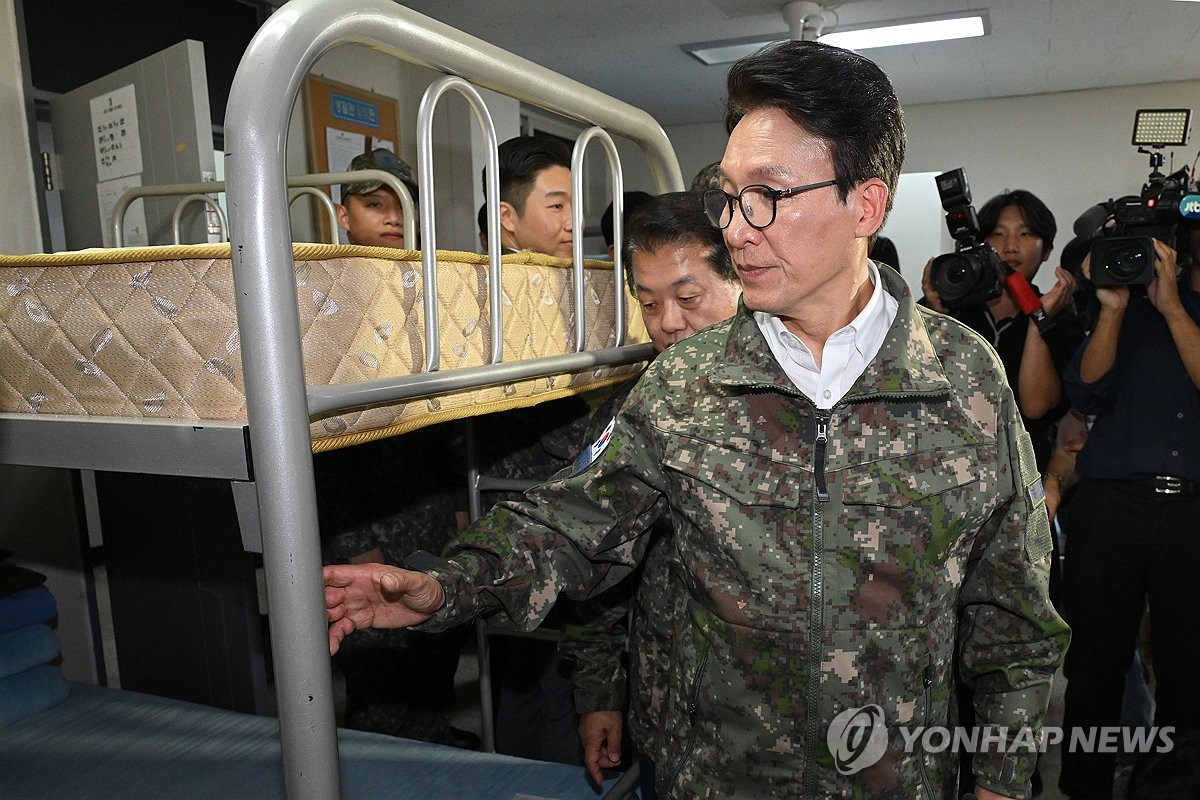 생활관 환경 살펴보는 더불어민주당 김민석 대표