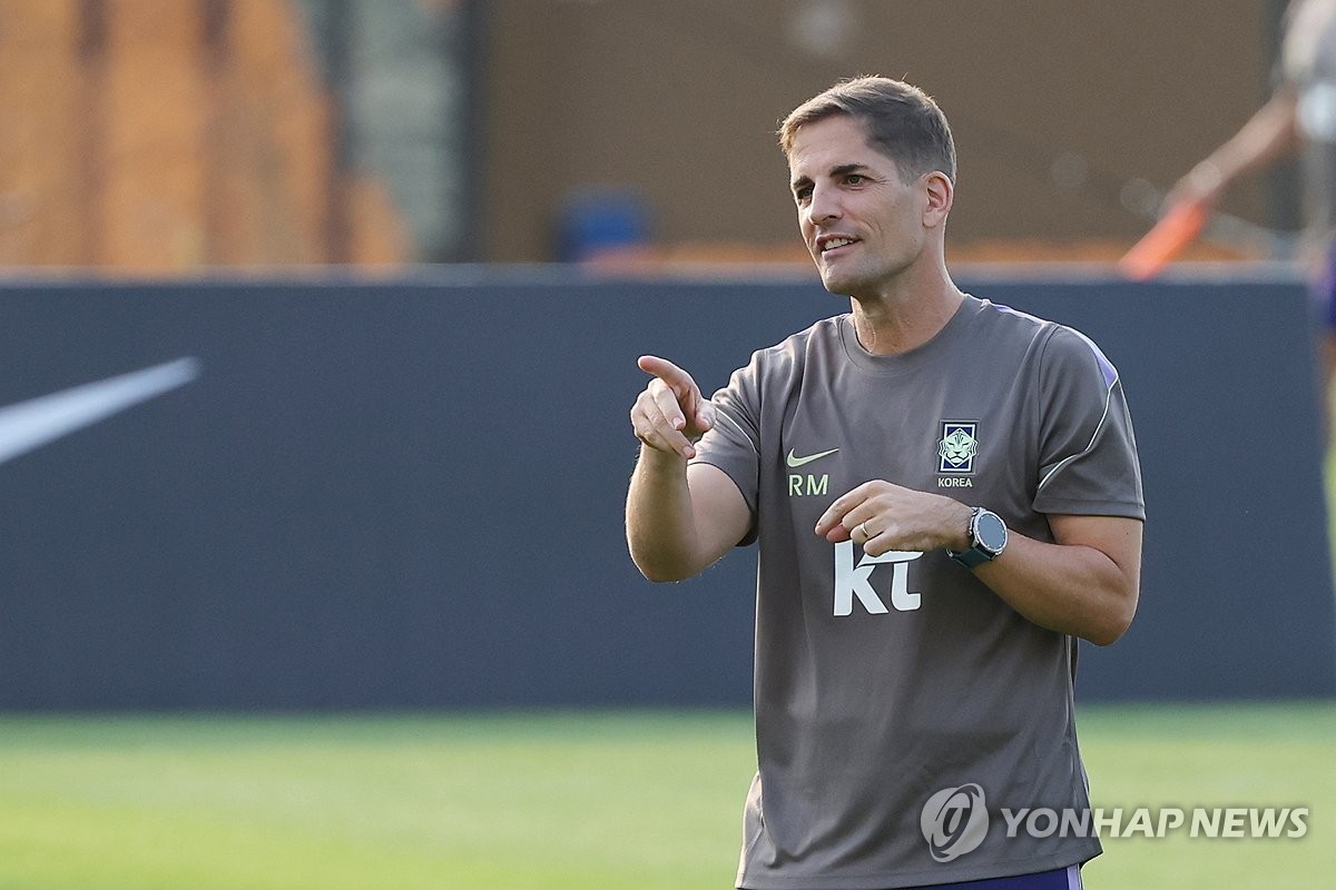 에콰도르전 앞두고 훈련 지도하는 모레노 감독