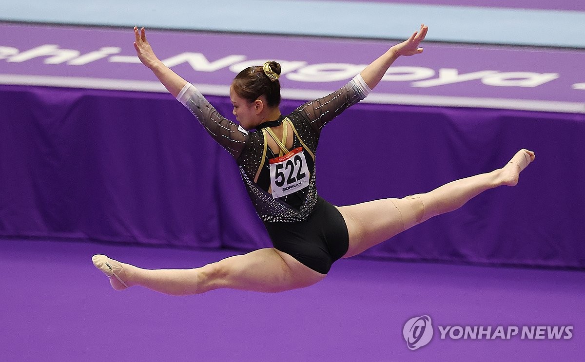 마루 연기 펼치는 여서정