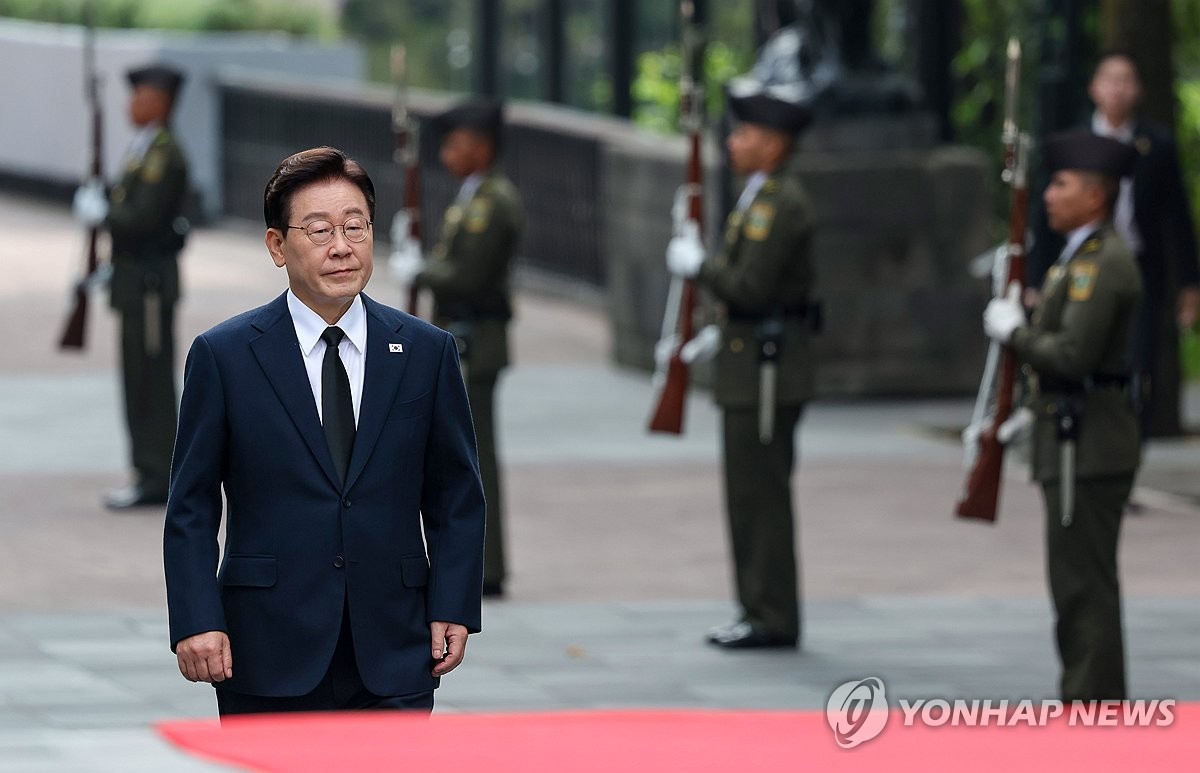 이재명 대통령, 멕시코 애국영웅탑 헌화