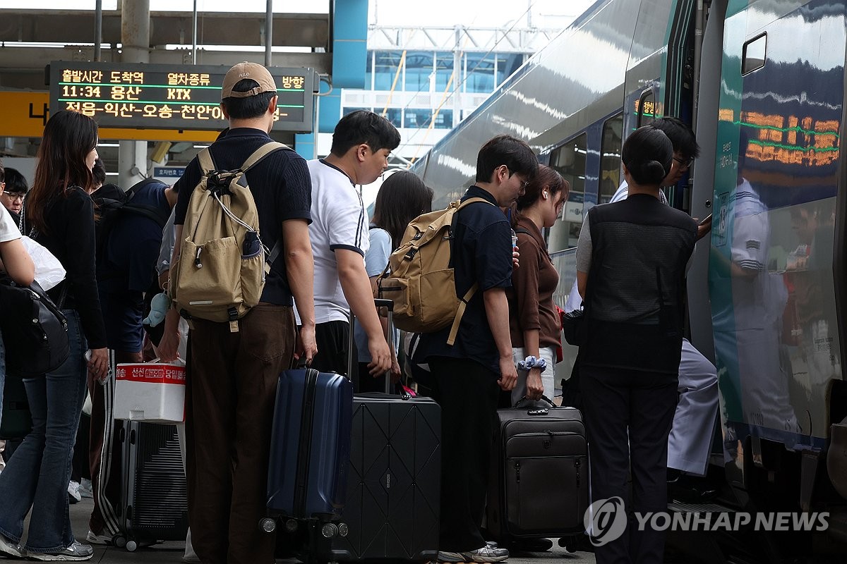 짐가방 들고 귀경 열차 오르는 시민들