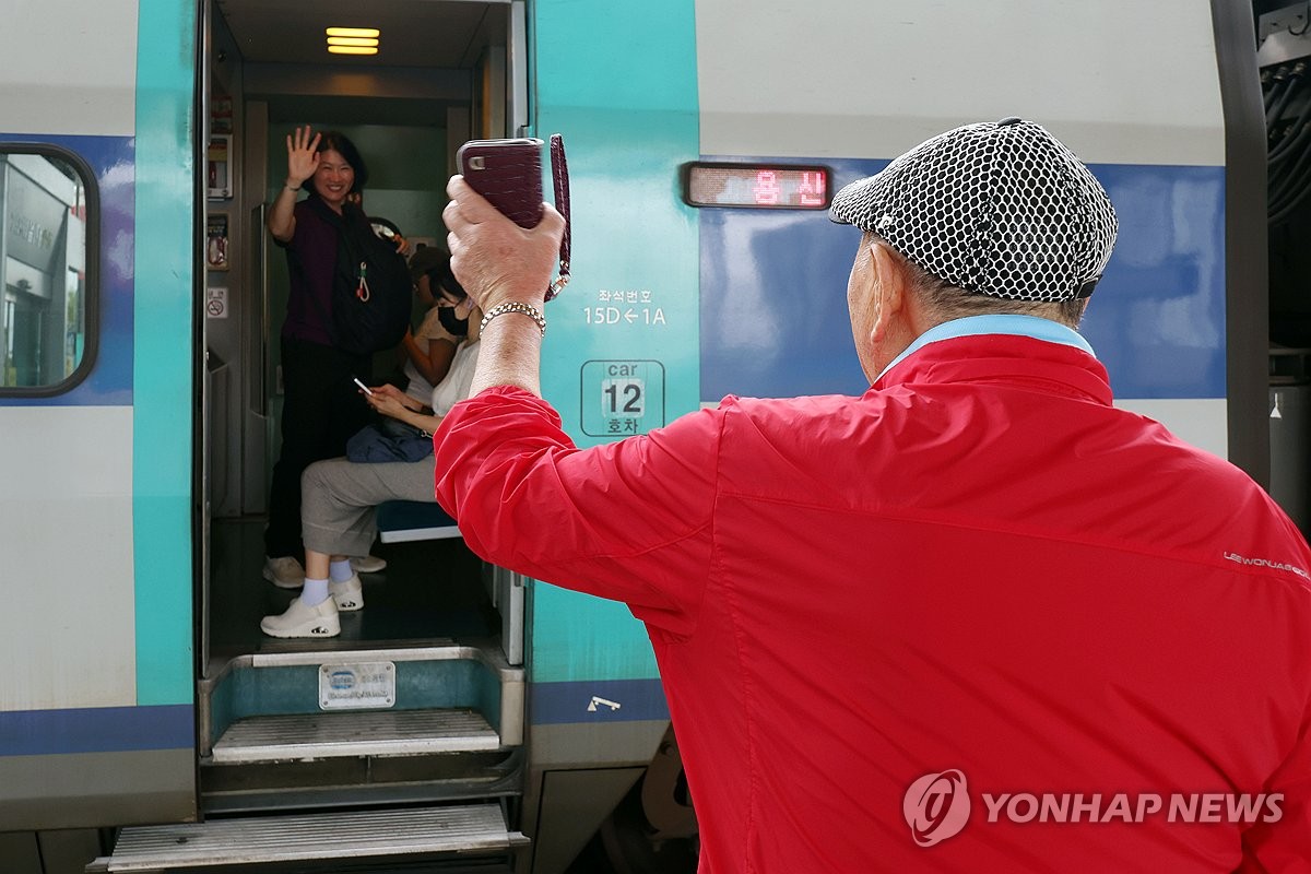 가족과 작별 인사 나누는 귀경객