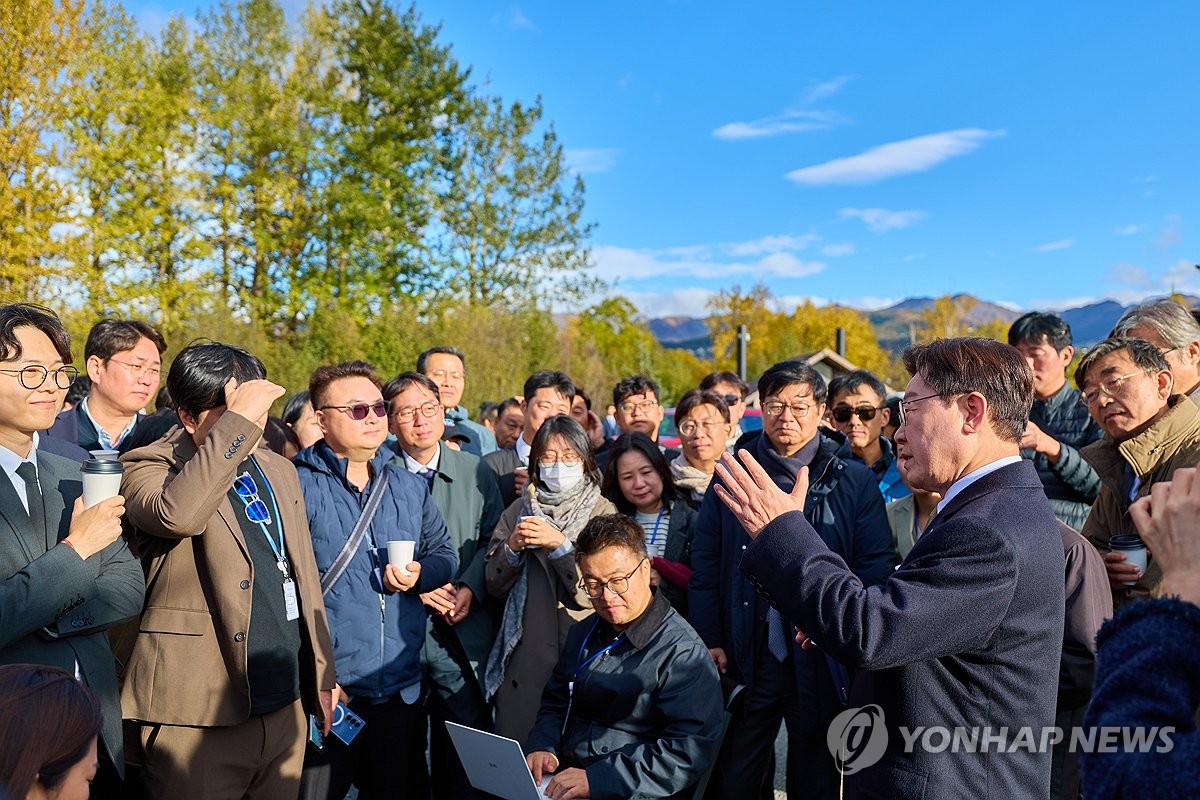 이재명 대통령, 순방 기자단과 티타임