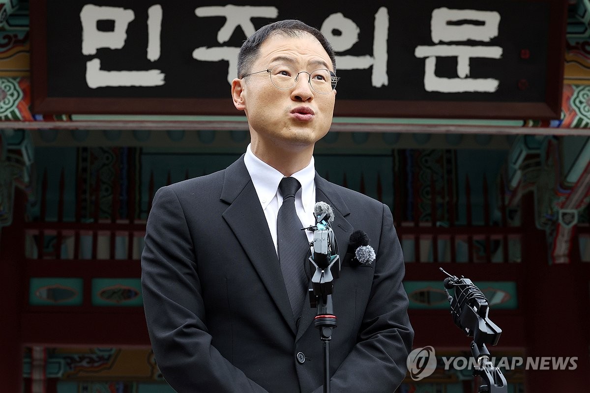 '민주의 문' 앞에서 발언하는 김상욱 시장