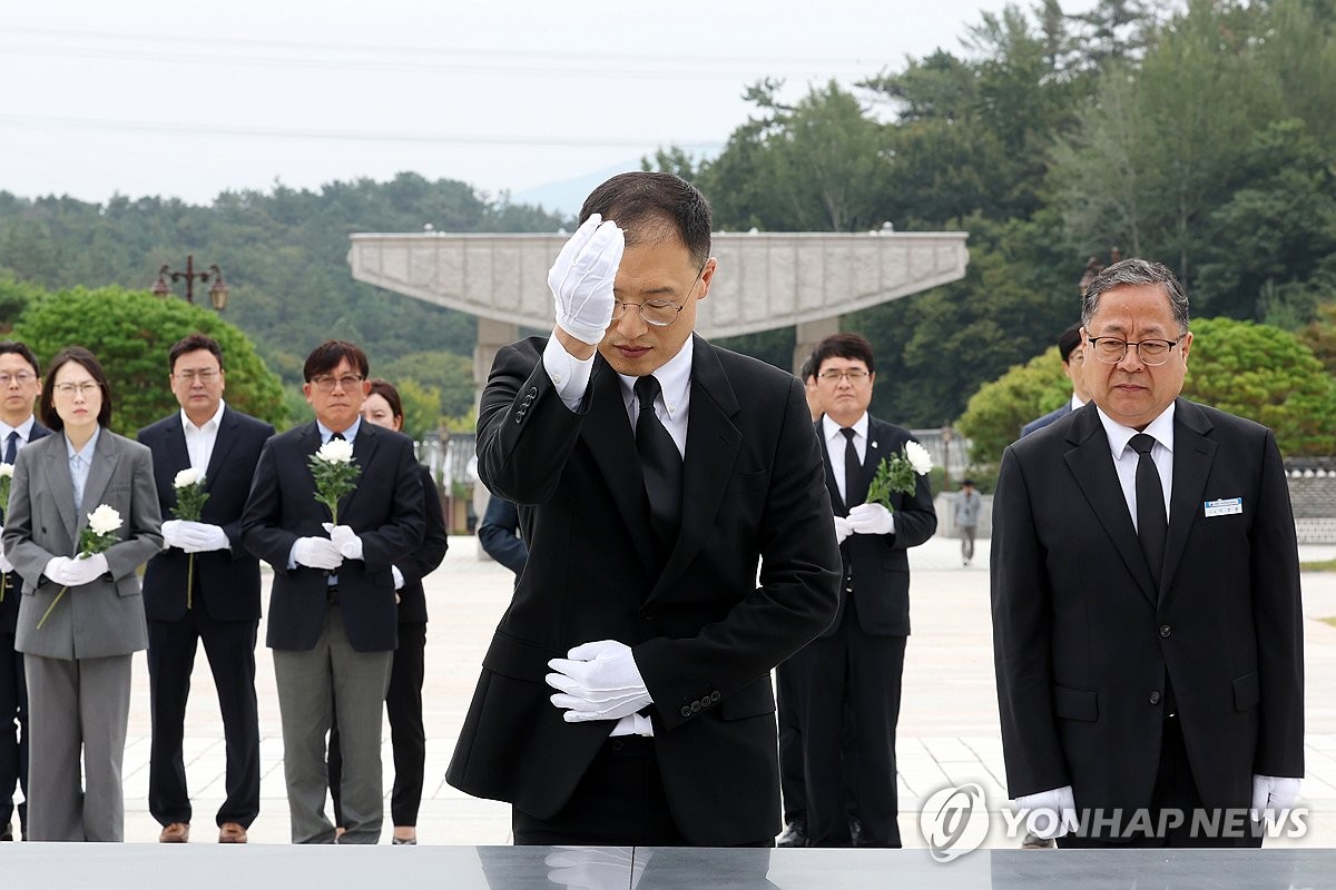 5·18민주묘지 참배하는 김상욱 울산시장
