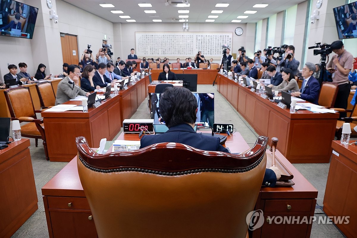 법안 상정하는 서영교 법사위원장