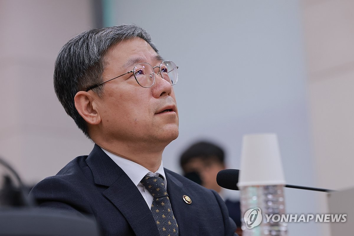 긴급현안질의에서 법사위원 질의 듣는 노경필 법원행정처장