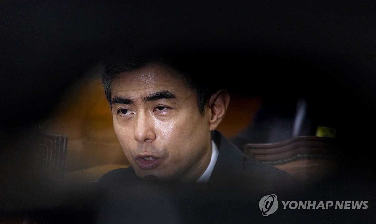 DMZ 지뢰 추정 폭발사고 관련 의원 질의에 답하는 강신철 국방부 장관