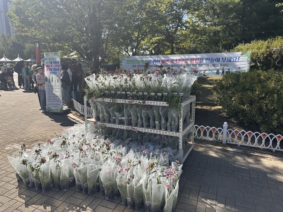 구리시, 시민에게 꽃 2,000본 나눔…정원문화 확산