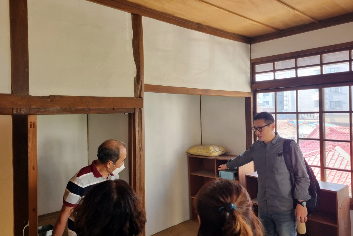'도꼬 노마' 형태를 설명하는 고윤수 학예연구관(오른쪽) 
