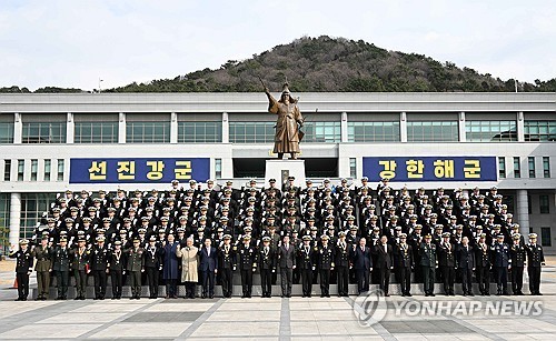 진해 해군사관학교에서 임관하는 해군장교들