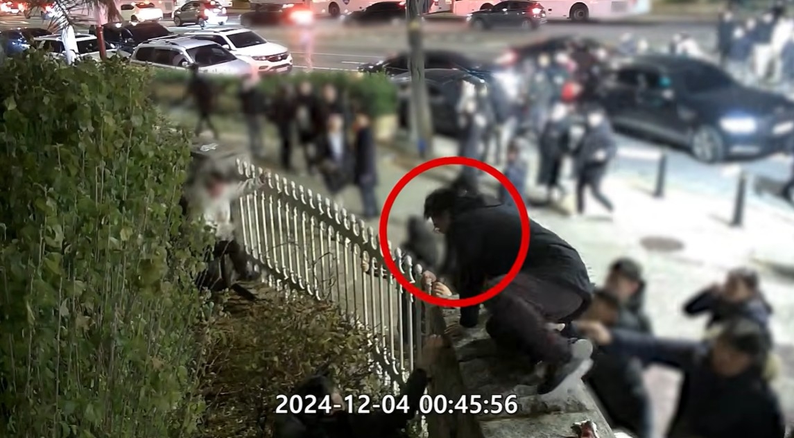 계엄 당시 국회 담장 넘는 김민석 대표