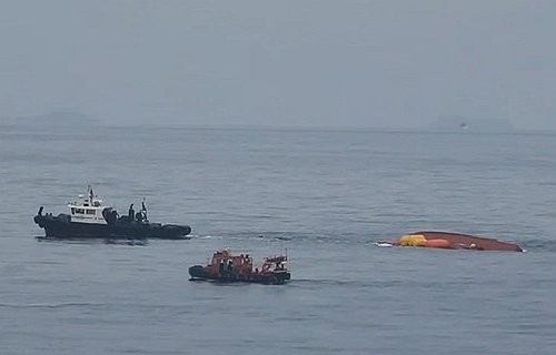 해상 전복 사고로 예인되는 어선