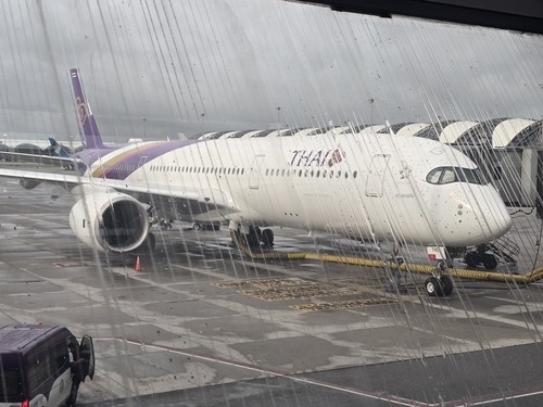 지난 27일 태국 홍수로 수완나품 국제공항서 운항 대기 중인 타이항공 여객기