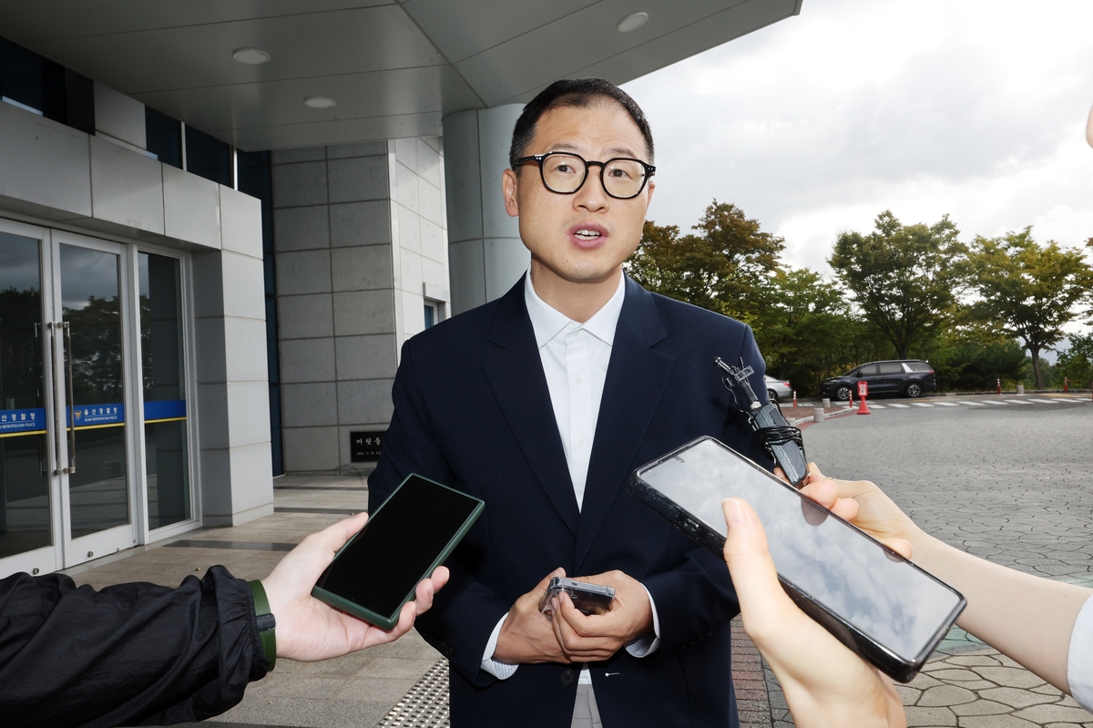 울산경찰청 출석 전 취재진 앞에 선 김상욱 울산시장