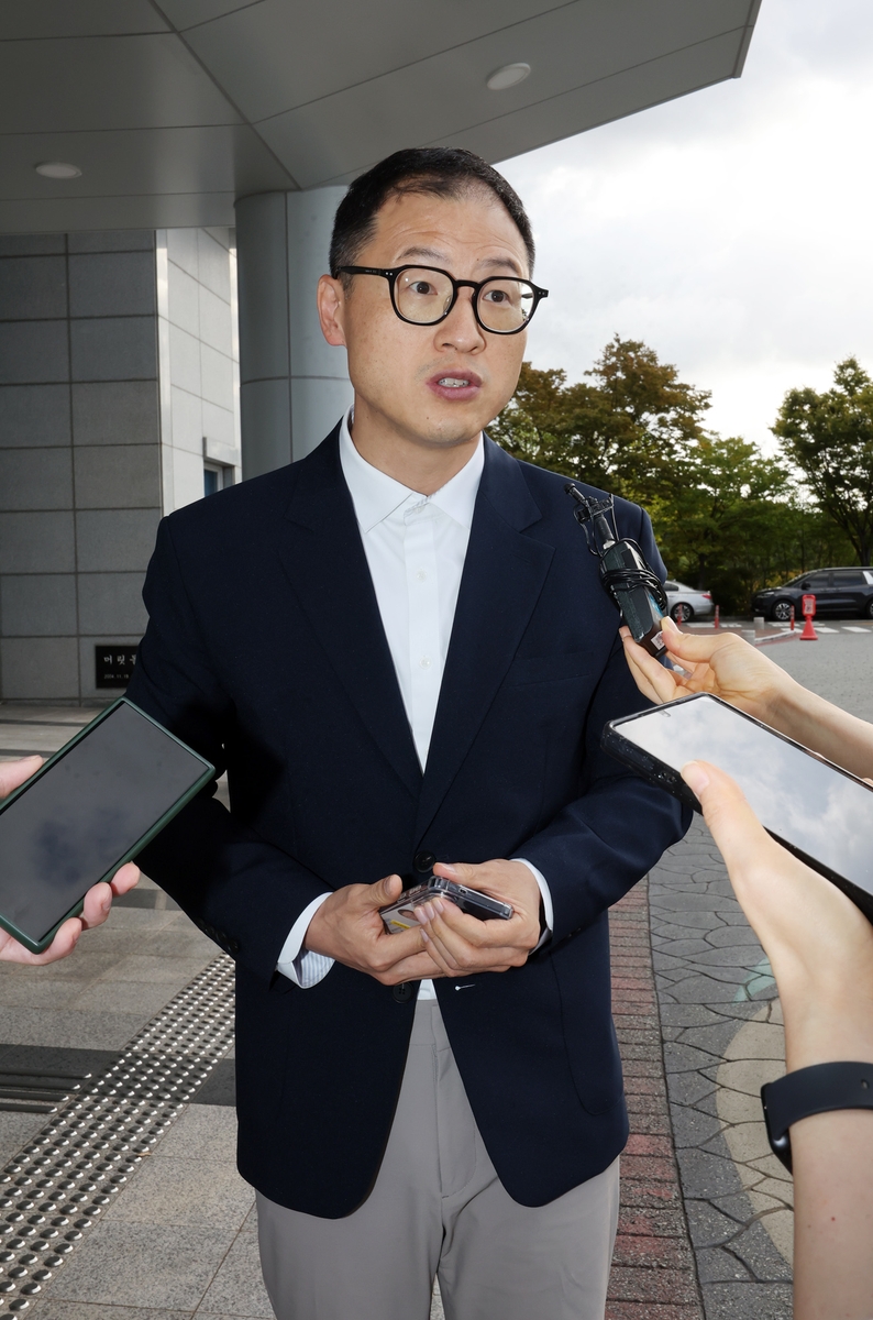 울산경찰청 출석 전 취재진 앞에 선 김상욱 울산시장