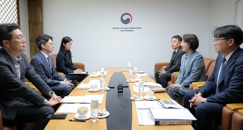 홍지선 국토교통부 장관과 면담하는 추미애 경기도지사