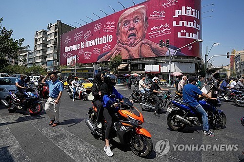 테헤란 거리의 트럼프 조롱 광고판
