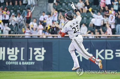 오스틴 딘이 LG 구단 최초 한 시즌 40홈런을 터뜨렸다.